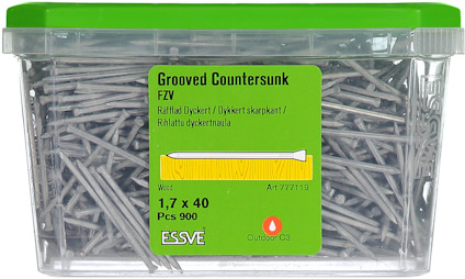 Plastförpackning med 900 räfflade dyckertspik, 1,7 x 40 mm. Märkt "Grooved Countersunk" och "ESSVE Outdoor C3".