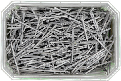 Plastlåda fylld med silverfärgade spikar.