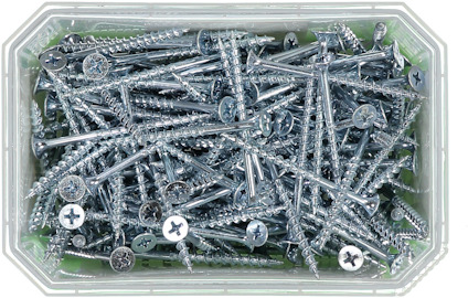 En plastlåda fylld med silverfärgade träskruvar med stjärnformade skruvhuvuden.