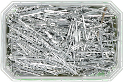 En grön plastlåda fylld med många silverfärgade spikar.