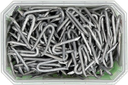 En låda med silverfärgade stift med dubbla spetsar staplade ihop.