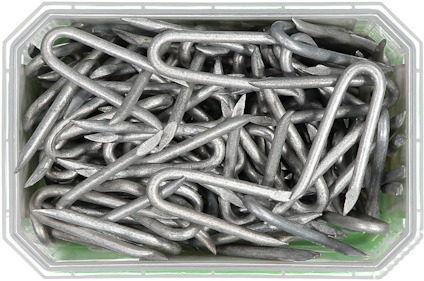 En grön plastlåda fylld med silverfärgade u-formade metallspik.