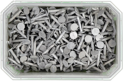 Metallspikar i en genomskinlig plastlåda.