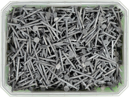 Låda fylld med många silverfärgade spikar.