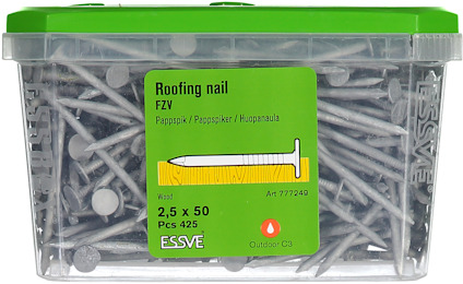 Transparent plastlåda med grönt lock innehållande takspik. Etikett med texten: "Roofing nail FZV, Wood 2,5 x 50, PCS 425, Art 777249, ESSVE