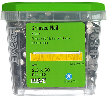 Förpackning med räfflade spikar, 2,3 x 60 mm, 480 st. Märkt "Grooved Nail Blank" och "Indoor C1". Art 777157.