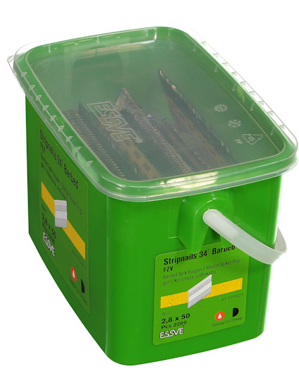 Grön plastbehållare med texten "Stripnails 34º Barbed FZV", innehållande spikar, från märket ESSVE.