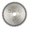 Cirkelsågklinga med tandad design, text "DEWALT EXTREME WOOD" och specifikationer ingraverade på ytan.