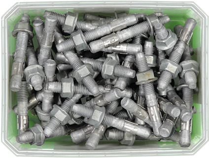 Stålbultar i en grön plastlåda.