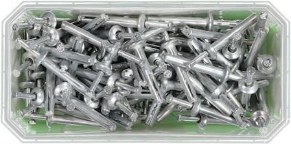 Rektangulär plastlåda med metallbultar och muttrar i olika storlekar och former.