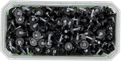 Rektangulär plastlåda fylld med svarta skruvar med runda huvuden och brickor.