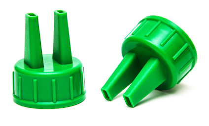 Två gröna plastlock med dubbelhällpip och ribbad kant.
