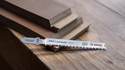 Sticksågblad märkt "T101BIF PRO Laminate clean SWISS MADE BOSCH" vid laminatgolv.