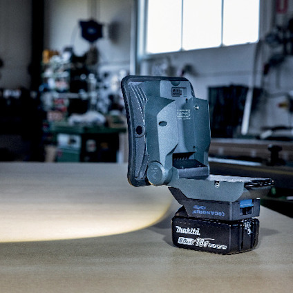 LED-arbetslampa på ett bord, monterad på ett 18V Makita-batteri. Texter synliga: "Makita" och "6.0Ah".
