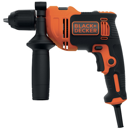 Orange och svart Black+Decker borrmaskin med handtag och sladdfäste, fotograferad från sidan.