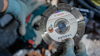 En rund sågklinga märkt med "Bosch" och symboler för användningsområden hålls i handen.